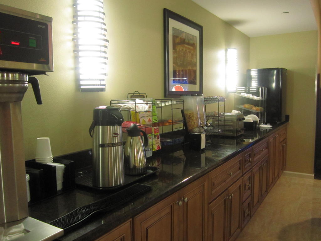 Red Carpet Inn And Suites Monmouth Junction Экстерьер фото