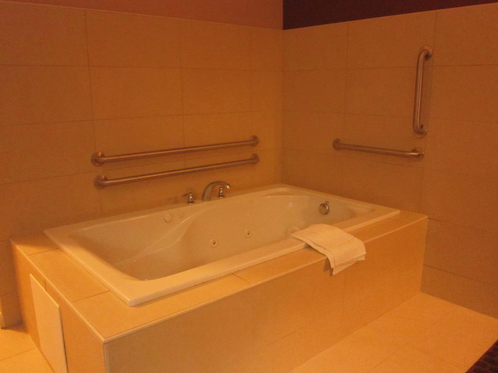 Red Carpet Inn And Suites Monmouth Junction Номер фото