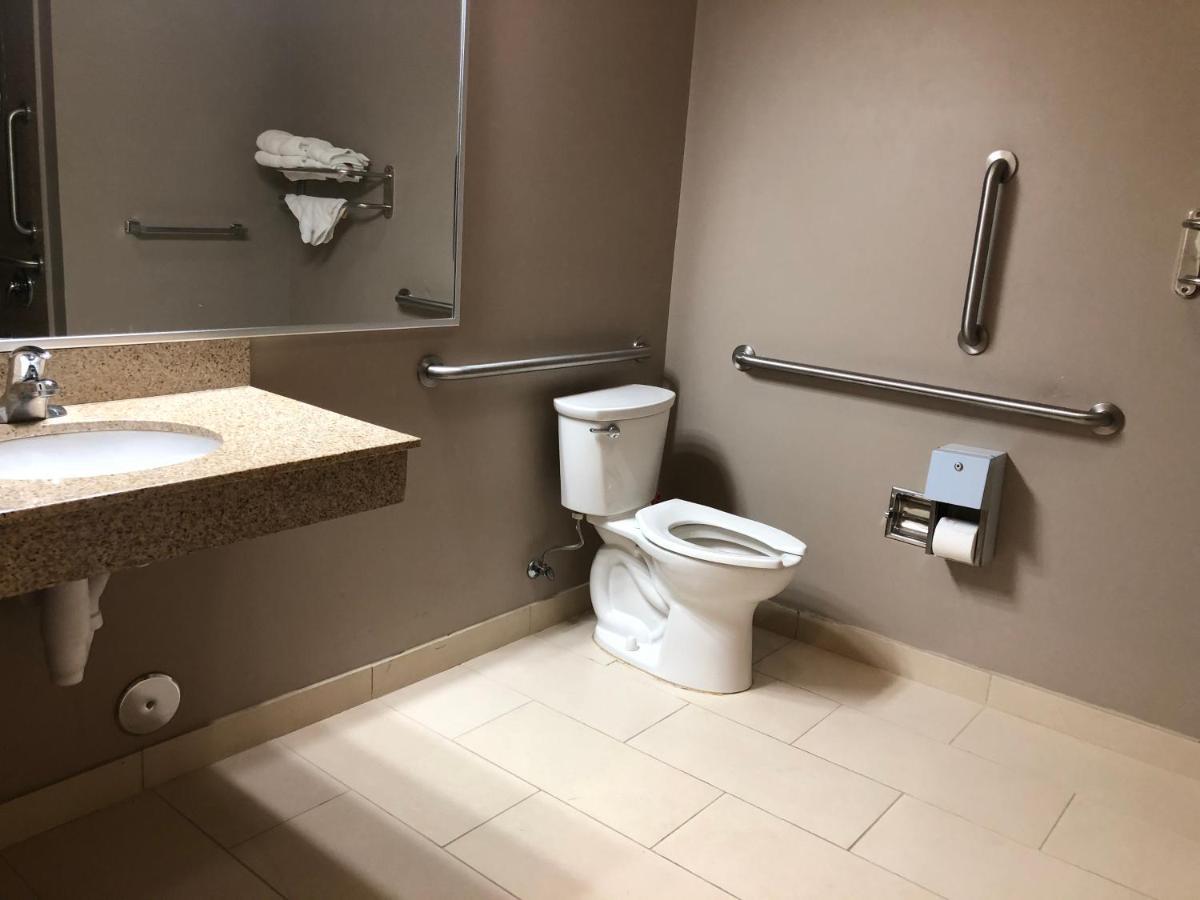 Red Carpet Inn And Suites Monmouth Junction Экстерьер фото